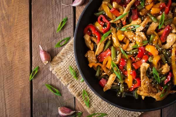 Salteado de pollo y vegetales en wok ALSASA